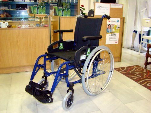 Disponemos de una gran variedad de sillas de ruedas, de diferentes tamaños y modelos.
Le asesoramos en el trámite de documentación para obtención de Ayudas.