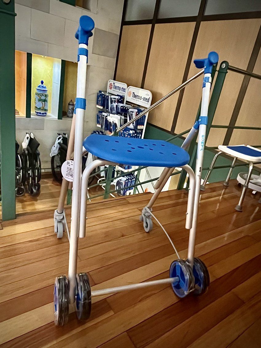 Andador plegable con asiento 06987