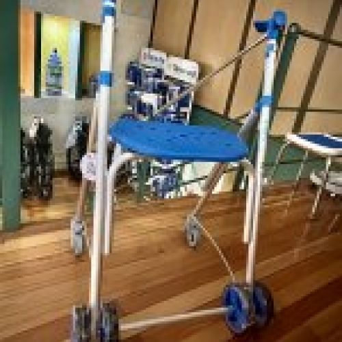 Andador plegable con asiento 06987
