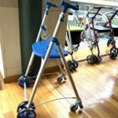 Andador plegable con asiento 06987